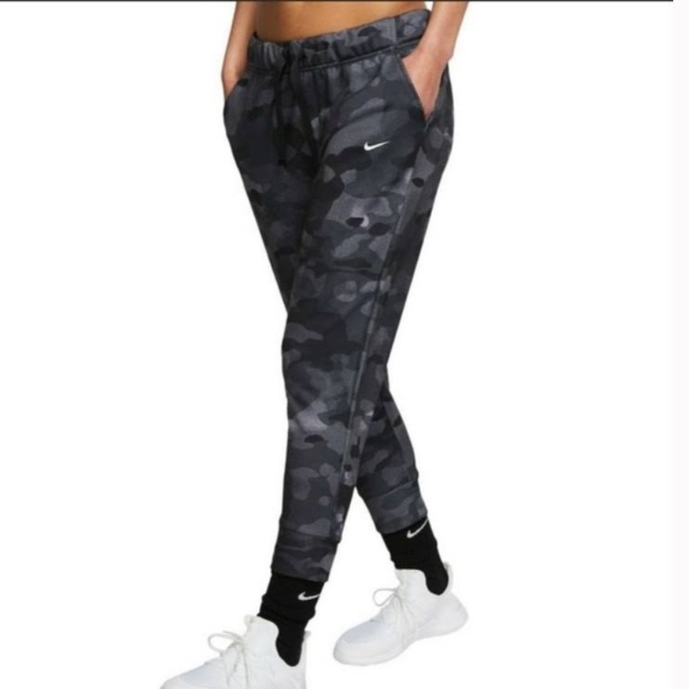Nike standard fit camo joggers